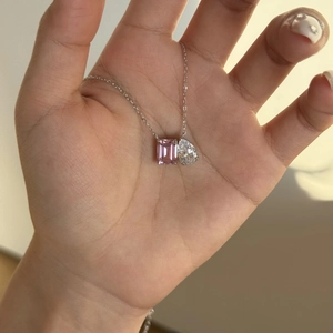 Détail du collier en argent avec pierre rose taille émeraude et pierre poire transparente