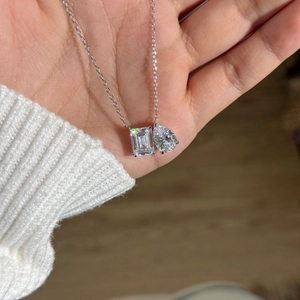 Détail du collier en argent S925 avec zircons en taille émeraude et forme de poire