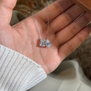 Vue macro du collier en argent S925 avec pendentif taille émeraude et goutte d'eau
