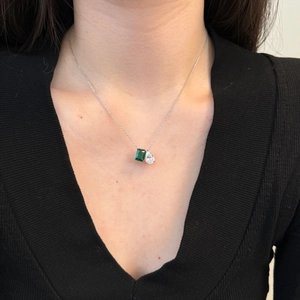 Vue détaillée du collier Toi et Moi avec émeraude verte et pierre goutte transparente