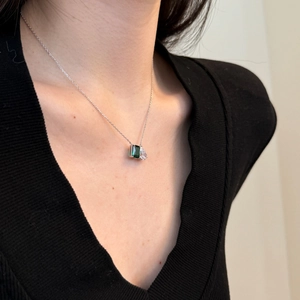 Détail du collier en argent S925 avec pierre émeraude et zircon en forme de poire