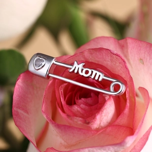 Elegant S925 sterling silver Mom brooch with heart-shaped zircon on a pink rose