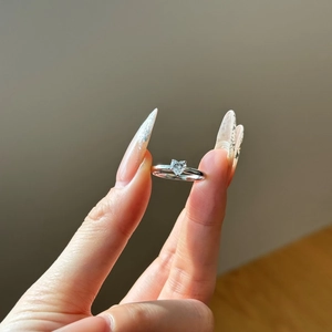 Detail of a minimalist S925 silver ring featuring a heart-shaped diamond and claw setting