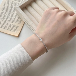 Makro-Detail des S925 Sterlingsilber-Armbands mit ovalem Tropfenstein und Pavé-Diamanten