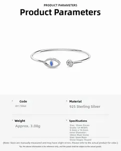 Détail macro du bracelet jonc en argent S925 avec œil en zircon bleu et pavé de strass