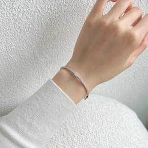 Eleganter S925 Sterlingsilber-Armreif mit Tropfen-Mittelstein und Pavé-Besatz für Damen