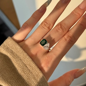 Bague Toi et Moi avec pierre verte taille émeraude et zircon poire sur anneau argenté