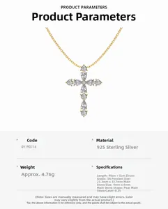 Détail du collier croix en argent S925 doré serti de zircons cubiques en forme de poire