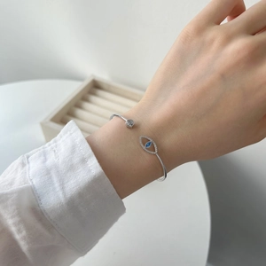 Détail du bracelet S925 en argent avec œil protecteur, pierre bleue marquise et zircons