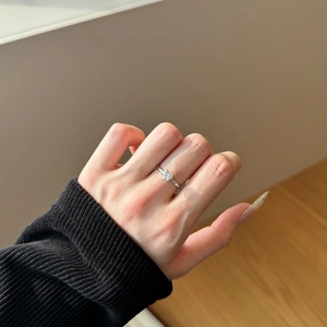 Detailed close-up of S925 silver ring featuring a heart-shaped zircon on a model's hand