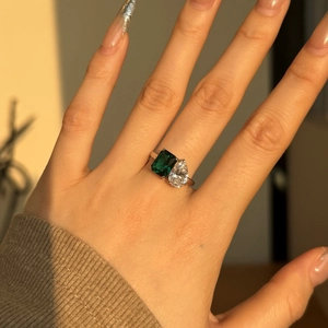 Détail de la bague en argent S925 avec pierre verte émeraude et zircon en poire