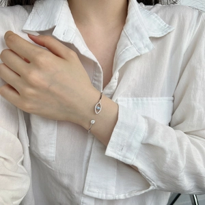 Détail du bracelet Evil Eye en argent S925 avec cristal bleu et diamants micro-pavés