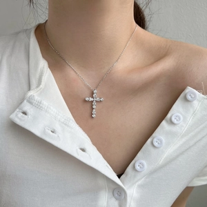 Collier croix en argent S925 avec zircons en forme de poire porté par un mannequin