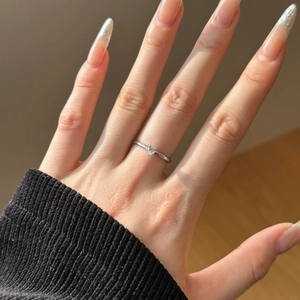 Detailed view of an S925 silver ring featuring a heart-shaped moissanite on a female hand