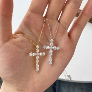 Pendentif croix raffiné en argent 925 avec zircons étincelants, modèles doré et argenté