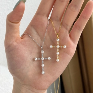 Collana con croce in argento S925 con perle e zirconi, modelli eleganti in oro e argento