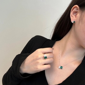 Parure bijoux en argent S925 avec pierres émeraude et poire sur modèle