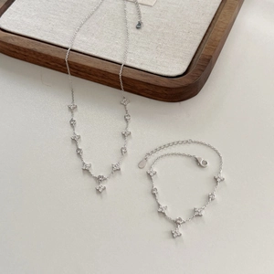 Detail of S925 sterling silver four-leaf clover jewelry set with zircon inlay
