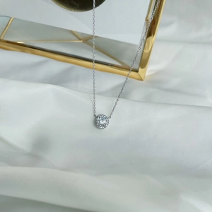 Vue détaillée du pendentif en zircon rond sur une fine chaîne en argent S925 sterling