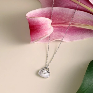 Élégant collier en argent S925 avec pendentif sac à main perlé sur pétales roses