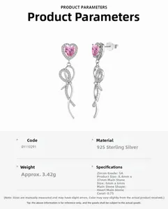 Détail macro de boucles d'oreilles nœud en argent S925 avec zircons roses en cœur
