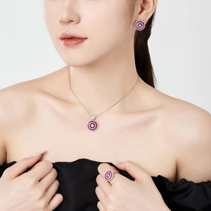 Nahaufnahme von S925 Silber Schmuckset mit lila Steinen und Diamantbesatz