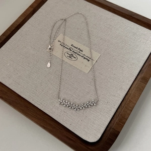 Exquis collier en argent sterling S925 avec de délicats pendentifs fleurs à cinq pétales