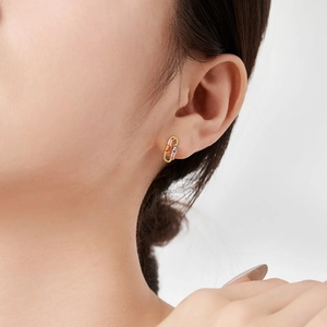 Boucles d'oreilles en argent S925 avec zircons colorés portées par un mannequin