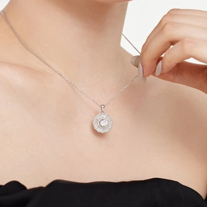 Collana con ciondolo a raggiera in argento S925 con zirconi indossata da modella
