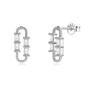 Boucles d'oreilles trombone en argent S925 avec zircons sur fond blanc pur