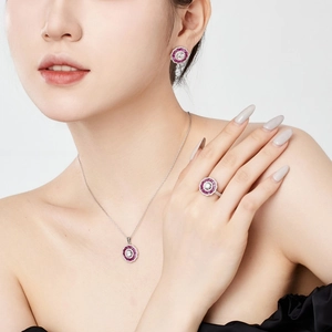 Dettaglio del set di gioielli in argento S925 con zirconi e pietra centrale color rubino