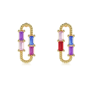 Élégantes boucles d'oreilles ovales dorées torsadées avec gemmes rectangulaires colorées