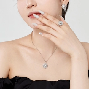 Elegante set di gioielli con collana, anello e orecchini con pietre di zircone bianco lucido
