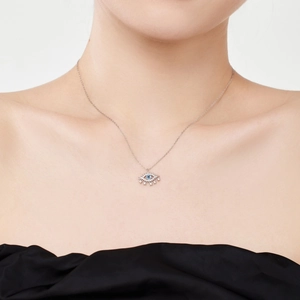 Collier en argent S925 avec pendentif œil bleu et blanc en zircon porté sur un mannequin