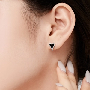 Boucle d'oreille cœur en argent S925 avec onyx noir et zircons brillants pour femme
