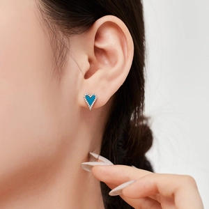 Élégantes boucles d'oreilles cœur en turquoise avec pavé de zircons étincelants