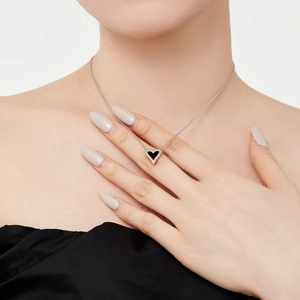 Collier cœur en argent S925 avec onyx noir et zircons étincelants pour femmes élégantes