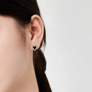 Détail de boucles d'oreilles cœur en argent S925 avec onyx noir et zircons blancs