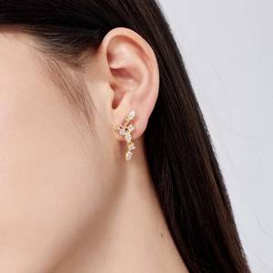 Gros plan de boucles d'oreilles goutte d'eau en argent S925 et zircone sur l'oreille