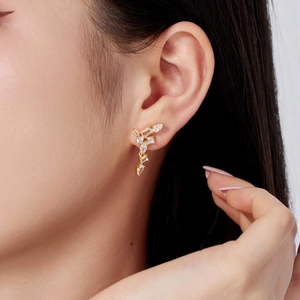Gros plan de boucles d'oreilles goutte en argent S925 doré avec zircons sur un mannequin
