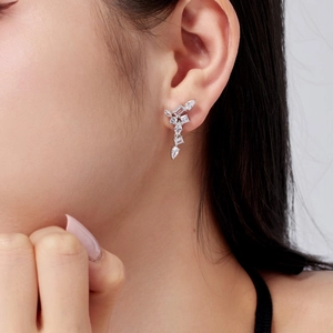 Boucles d'oreilles goutte en argent S925 avec zircons géométriques sur un modèle