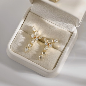 Vue détaillée des boucles d'oreilles en argent S925 doré avec zircons irréguliers