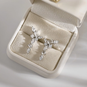 Vue macro des boucles d'oreilles géométriques en argent S925 avec zircons étincelants