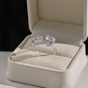 S925 sterling silver ring with heart-cut ice flower zircon and accent side stones