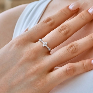 Sparkling S925 sterling silver four-leaf clover ring with brilliant zircon stones for women