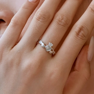 Classic S925 sterling silver Claddagh ring featuring heart-shaped zircon and crown design