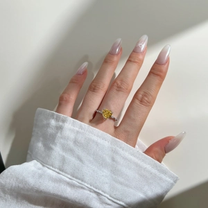 Gros plan d'une bague en argent S925 avec zircon jaune en forme de cœur taille glace