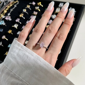 Dettaglio anello in argento S925 con zircone rosa ovale e pavé su scatola nera