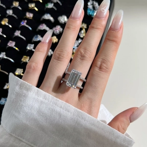 Detalle del anillo de plata S925 con piedra corte esmeralda y doble banda de pavé