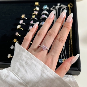 Gros plan sur bague en argent S925 avec zircon rose en forme de cœur et pavage